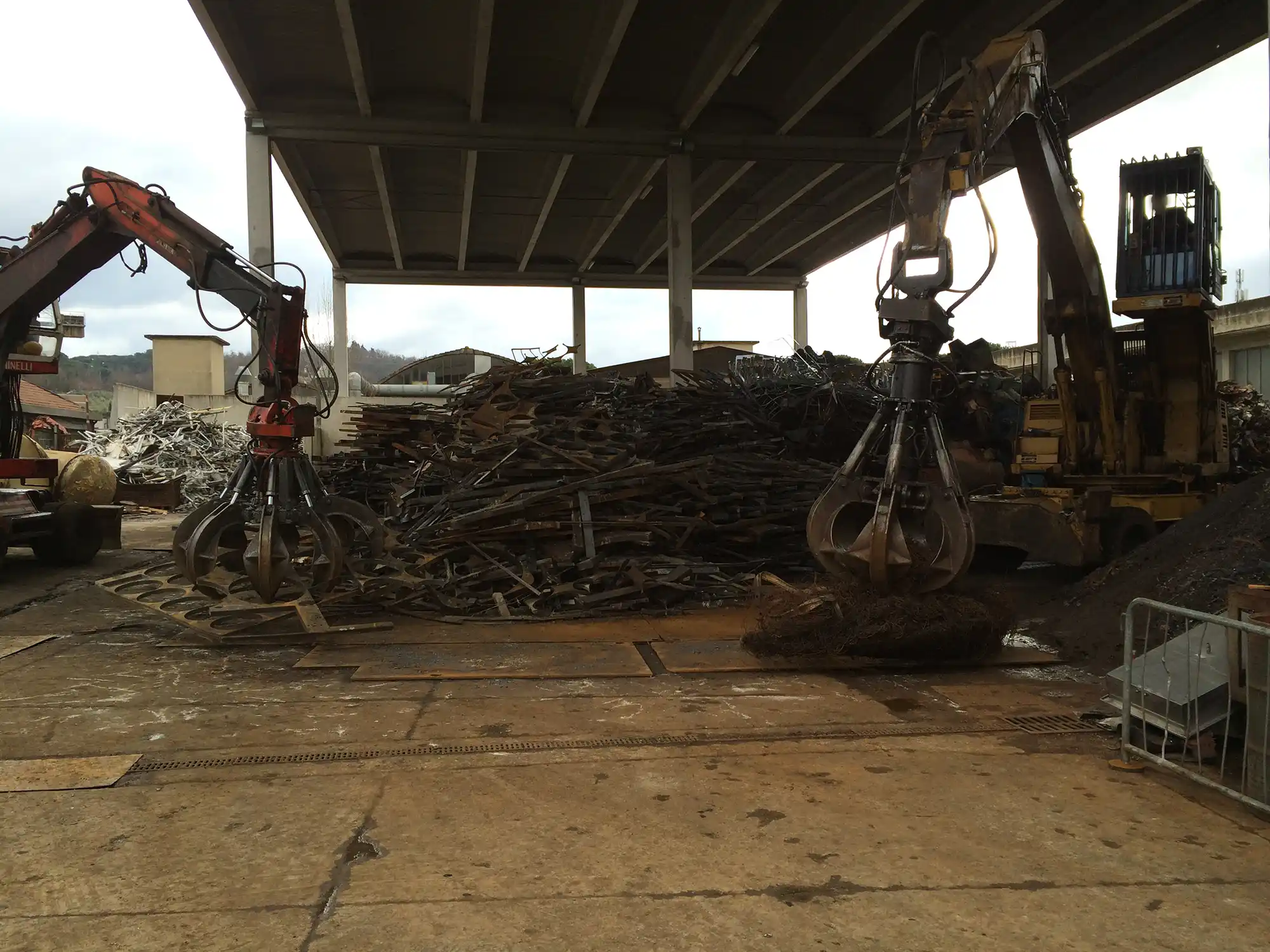 Irom srl - Area operativa, due ragni al lavoro